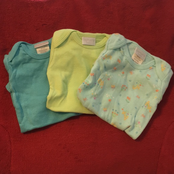 NWOT! Set of 3 Carterβs Newborn πΆπΌ onesies 0-3mo - Picture 1 of 7